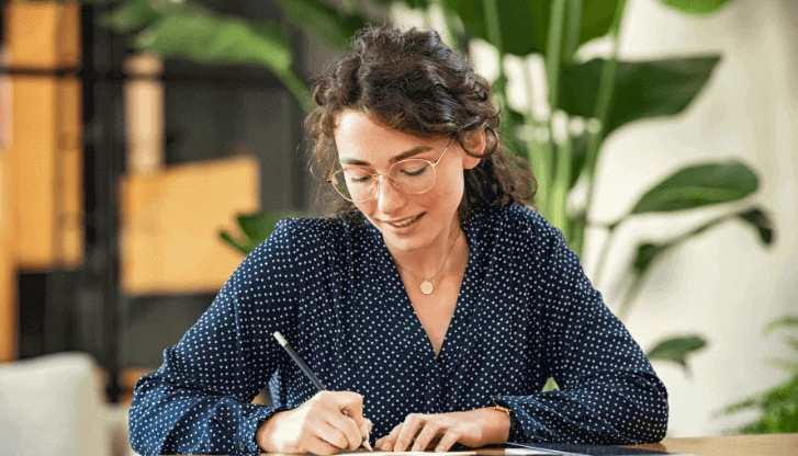 the-girl-fill-form-to-claim-credit