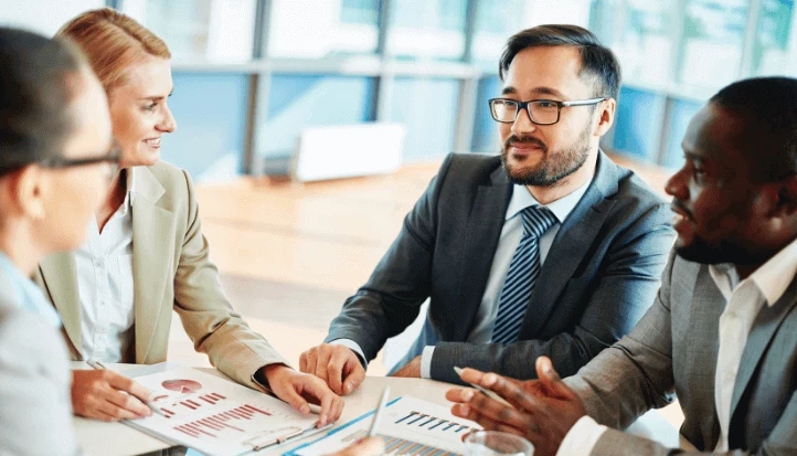 the-team-and-consultant-discuss-about-oursourcing-dental-bookkeeping