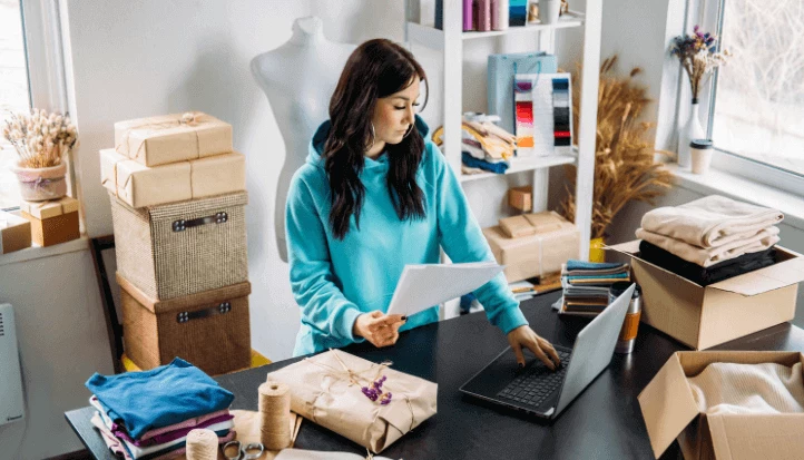 the-woman-manage-the-inventories-by-Shopify-accounting-software