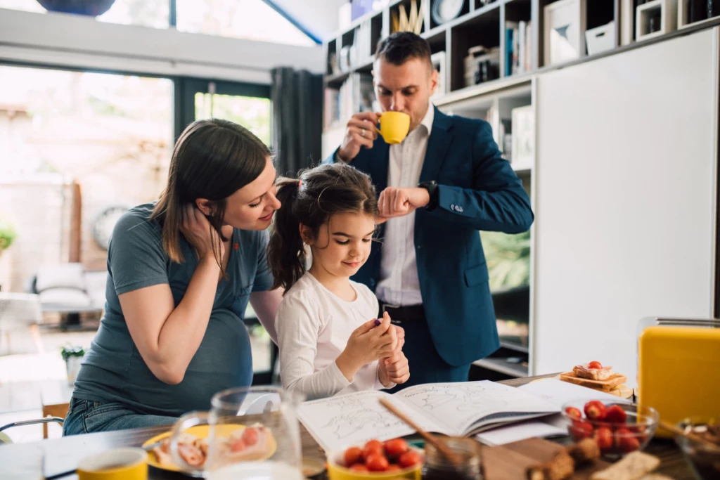 the-woman-teach-her-daughter-to-write-letters