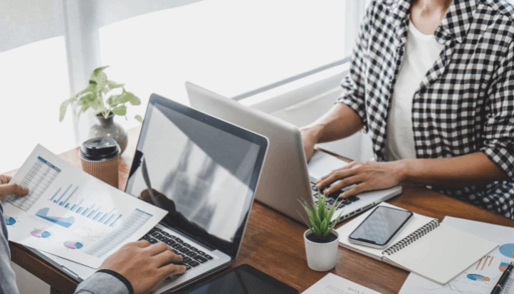 two-people-discuss-about-small-business-bookkeeping-tips