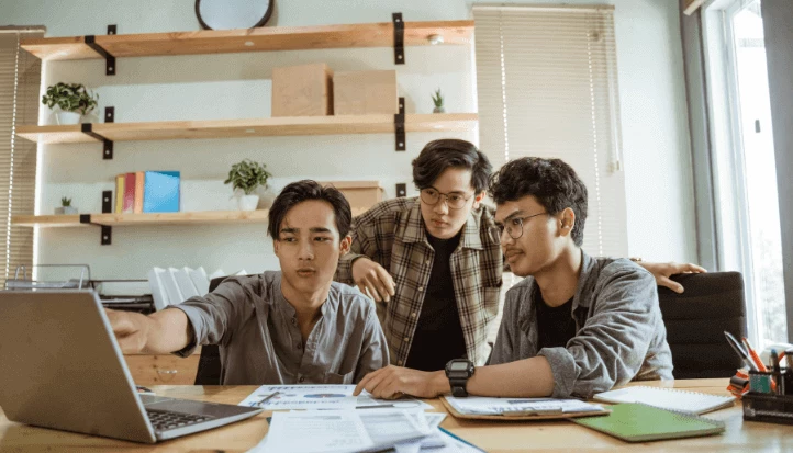 three guys research about some accounting softwares
